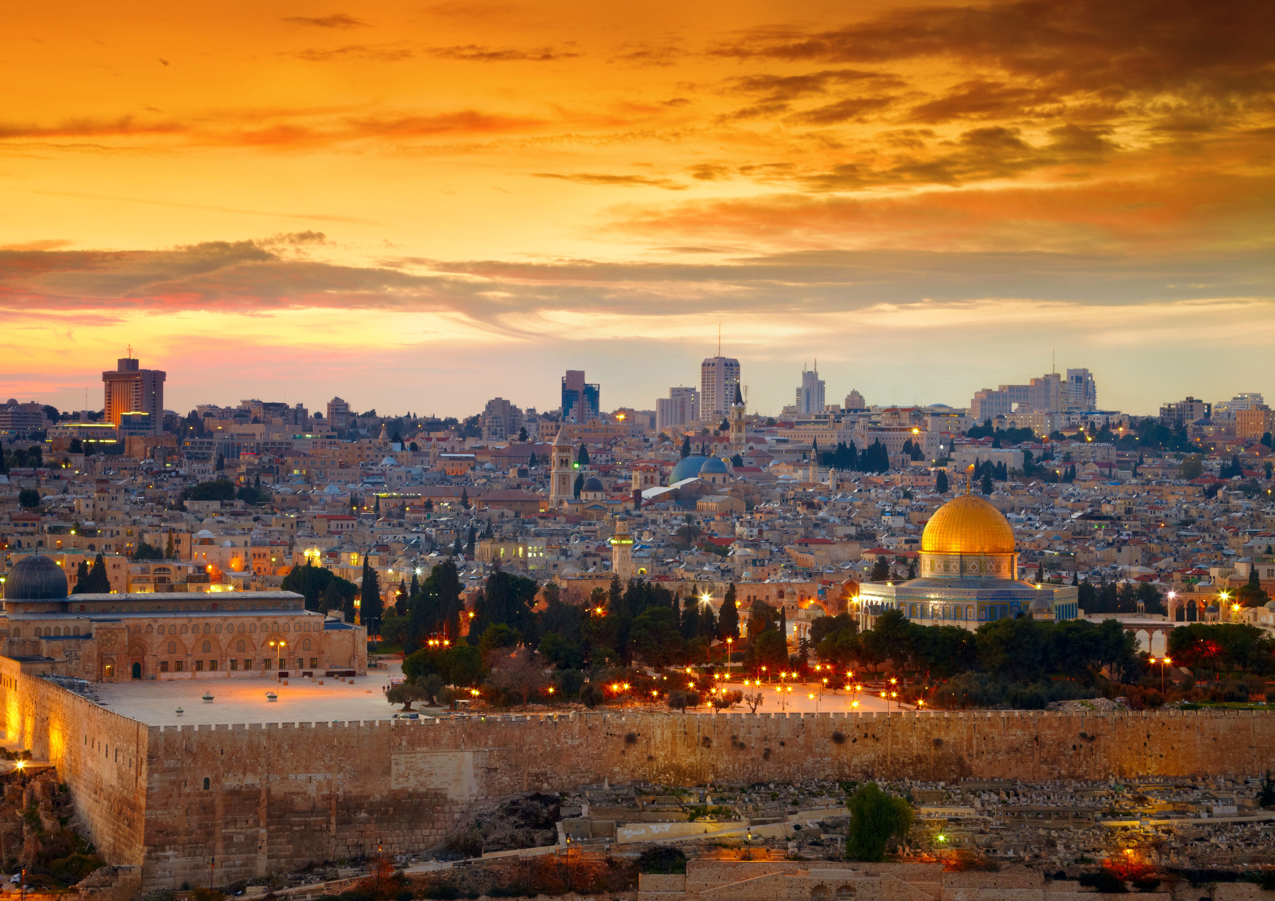 Jerusalemin vanha kaupunki auringonlaskun valossa.
