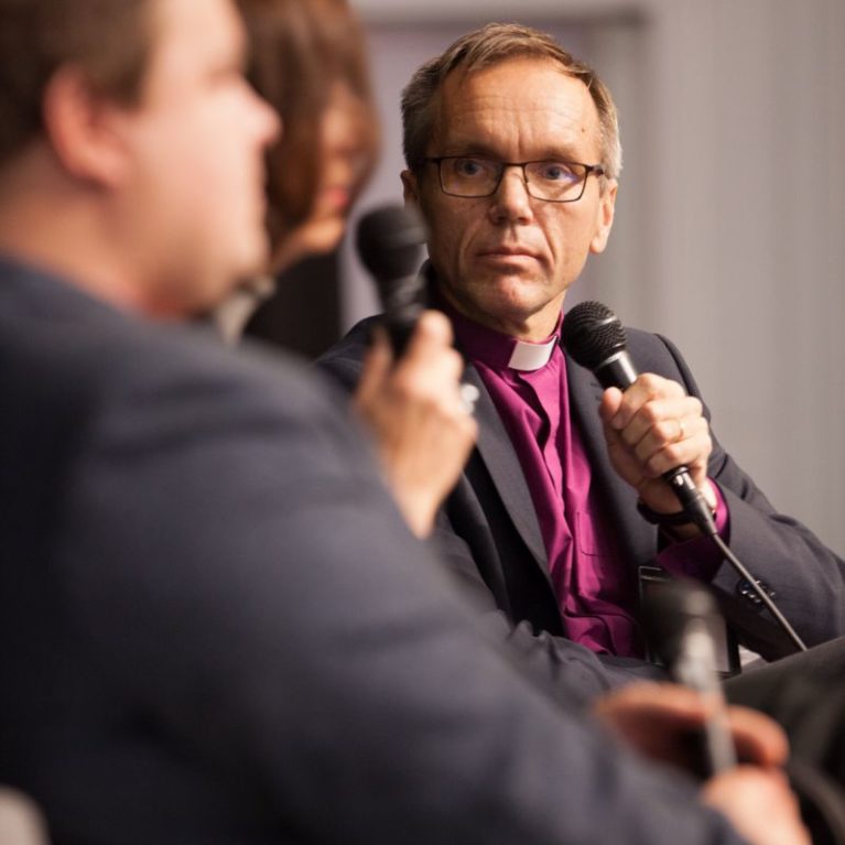 Porvoon piispa Björn Vikström vastaa toimittajien kysymyksiin suorassa lähetyksessä