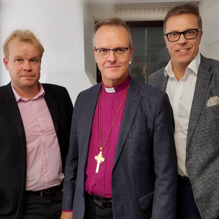 KATSO: Arkkipiispa Tapio Luoma esti Jari Sarasvuon eron kirkosta