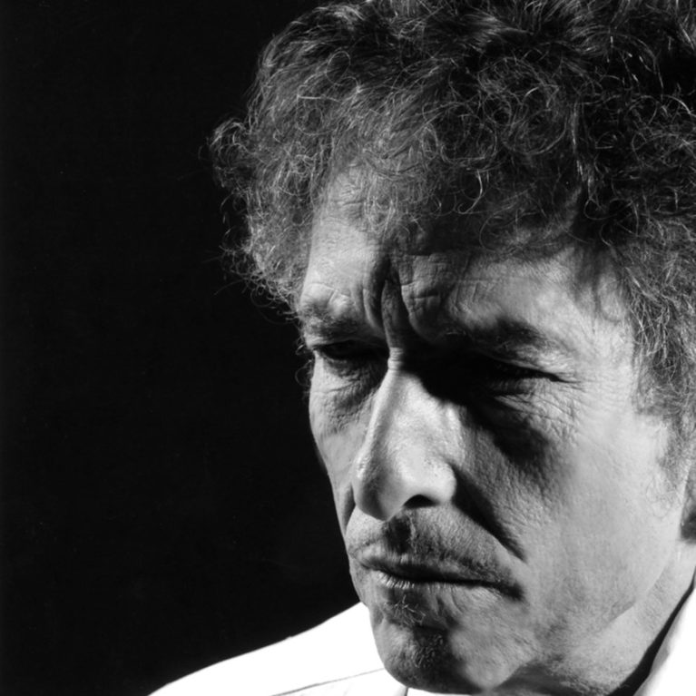 Lavalle heitetty risti seisautti artistilegendan – Bob Dylan -special lauantaina