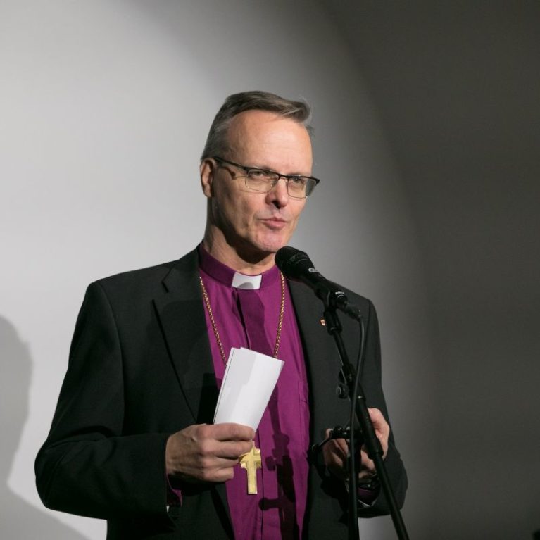Arkkipiispa Tapio Luoma vastaa toimittajien kysymyksiin