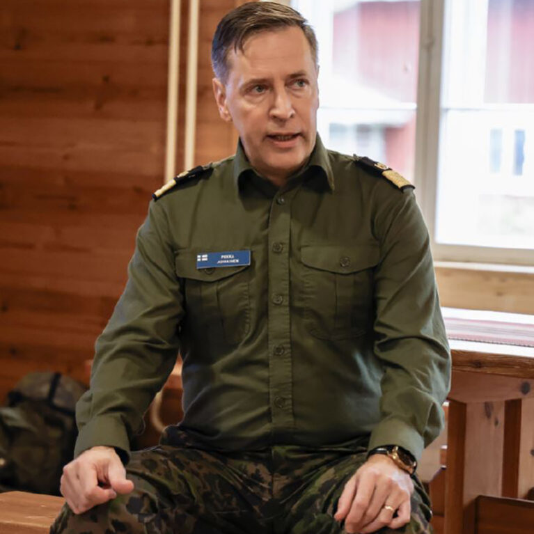 Maanpuolustushenkinen kenttäpiispa Pekka Asikainen ensimmäistä kertaa Piispan kyselytunnille
